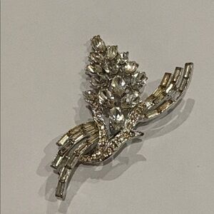 Vintage Elegant Silver Floral Brooch